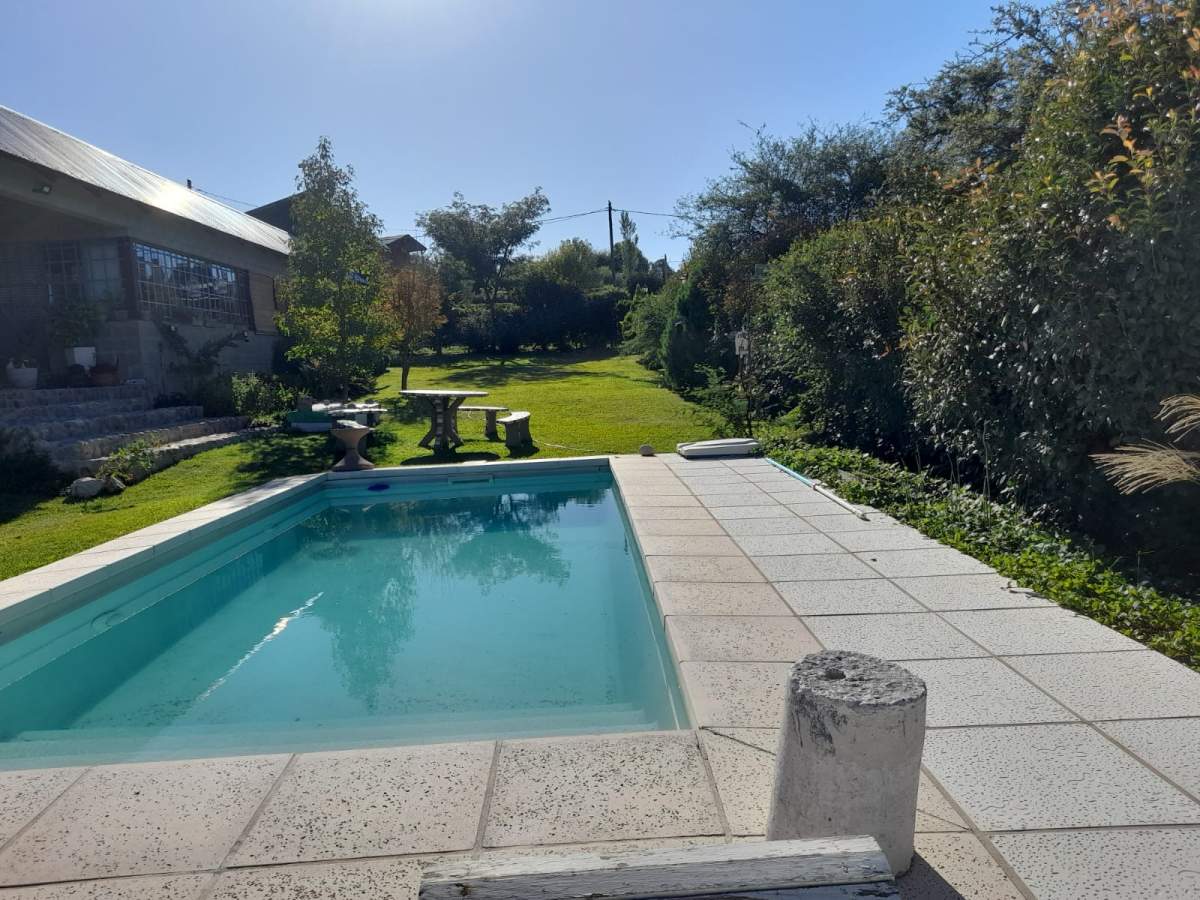 CASA EN VENTA  RETASADA EN SANTA MÓNICA.B SANTA TERESITA 4 AMB.  DEPENDENCIA Y PILETA