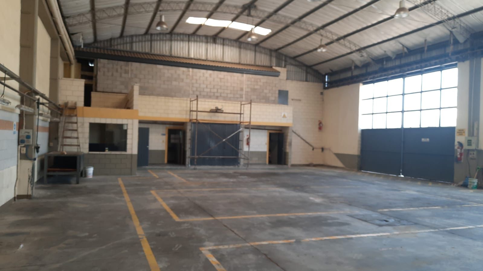 Alquilo Local 400 m2 -Taller- Juan B justo Cordoba