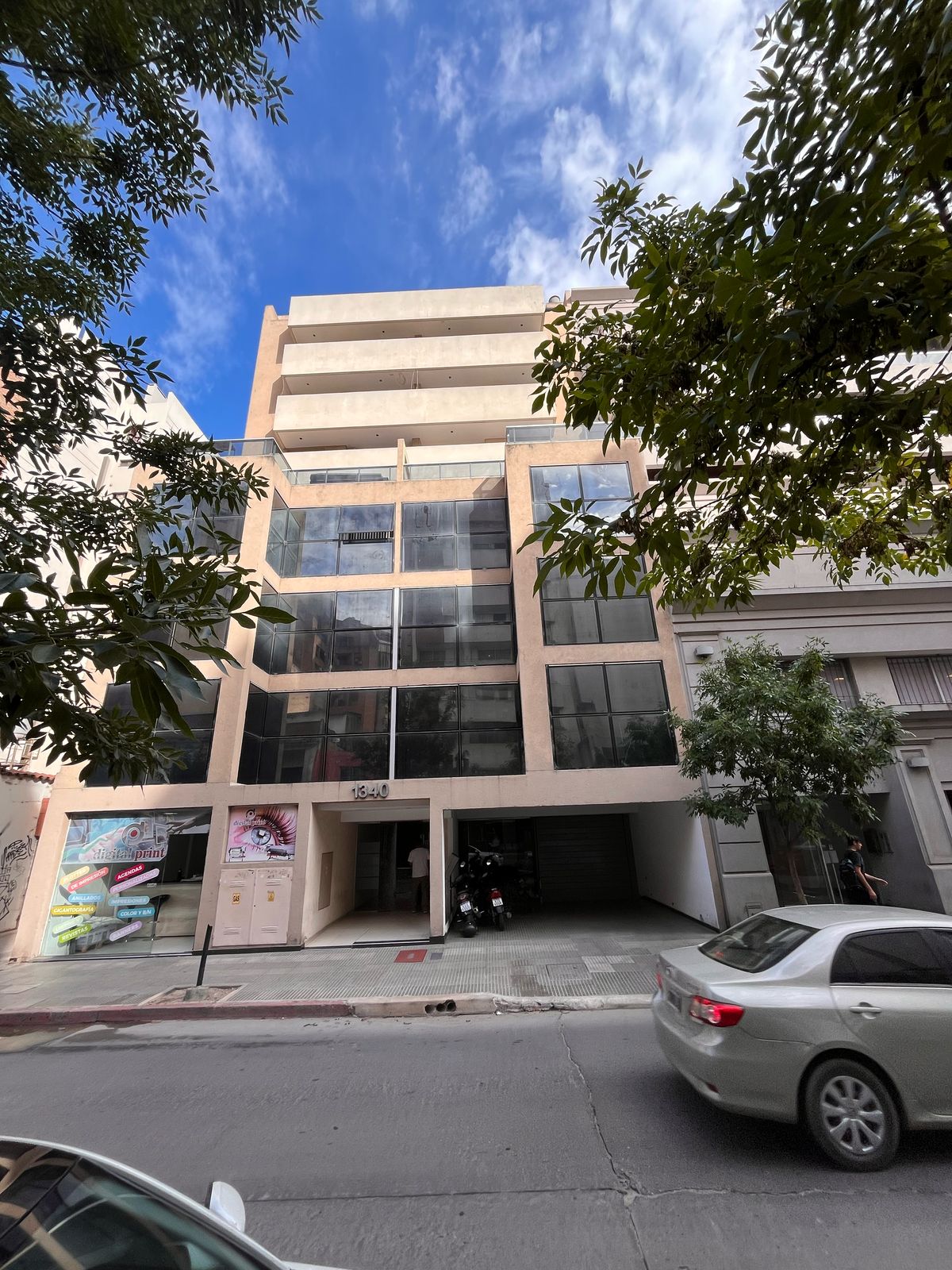 ALQUILER OFICINAS Nueva Córdoba con 4 COCHERAS (sin muebles)