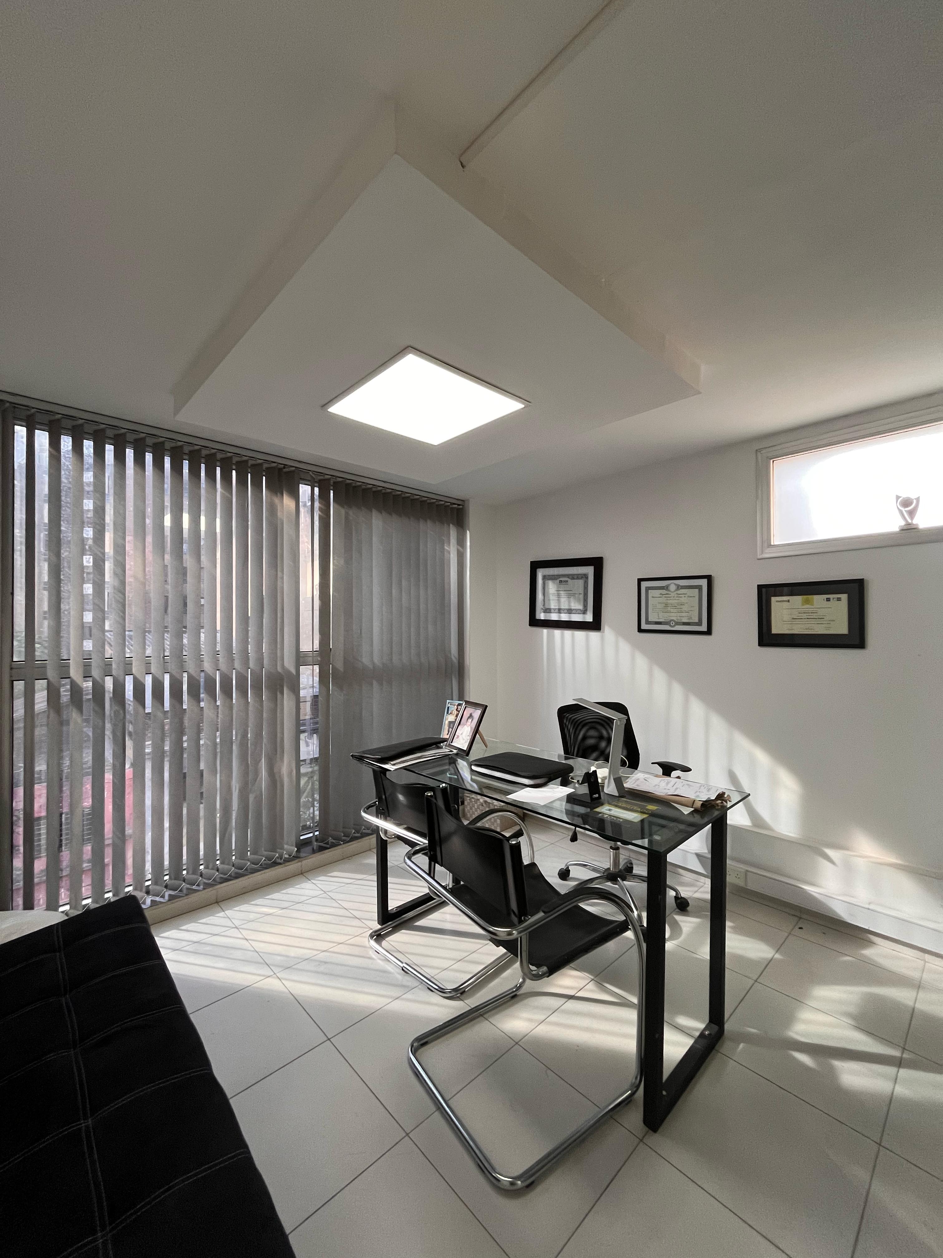 ALQUILER OFICINAS Nueva Córdoba con 4 COCHERAS (sin muebles)