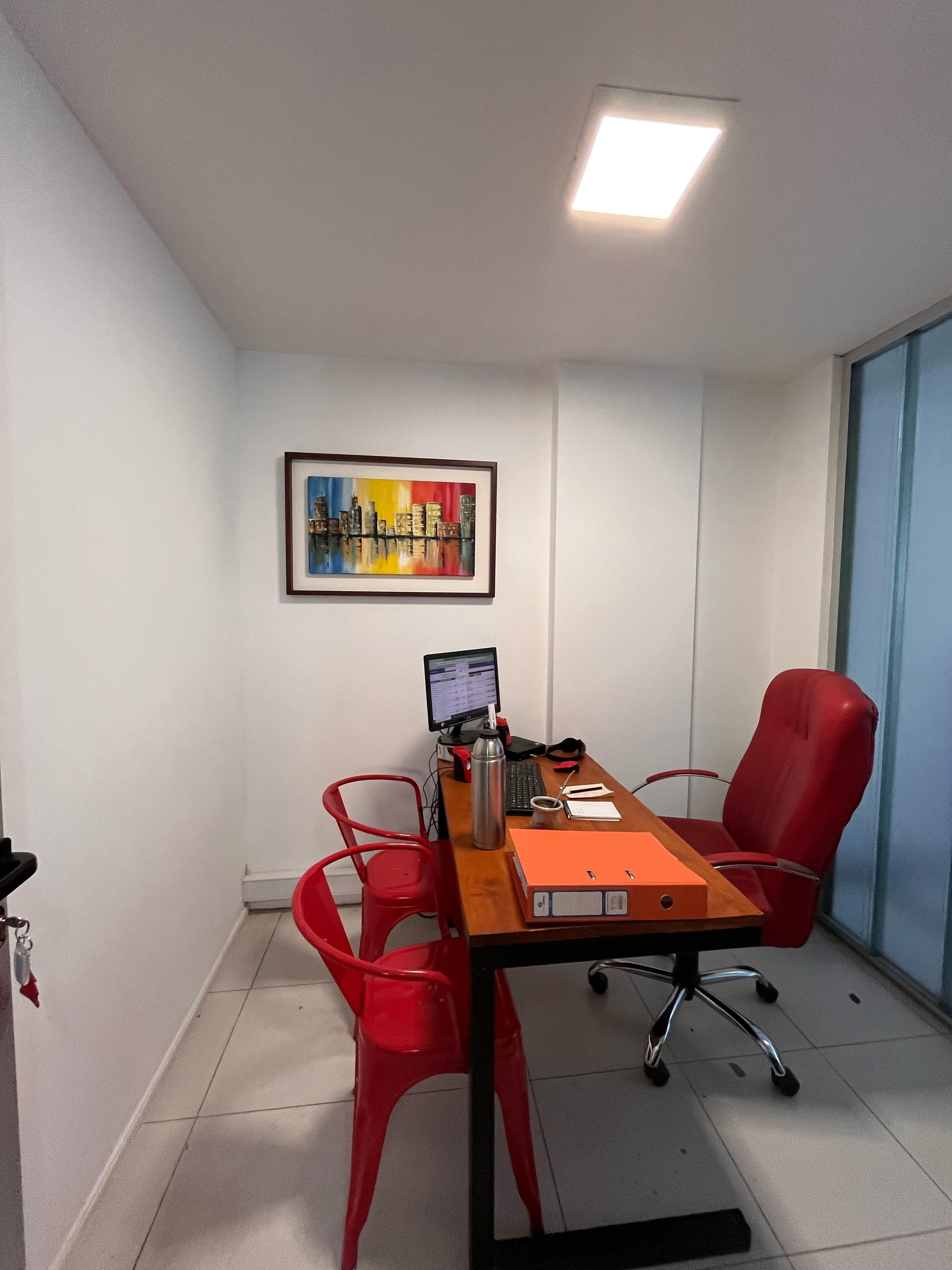 ALQUILER OFICINAS Nueva Córdoba con 4 COCHERAS (sin muebles)