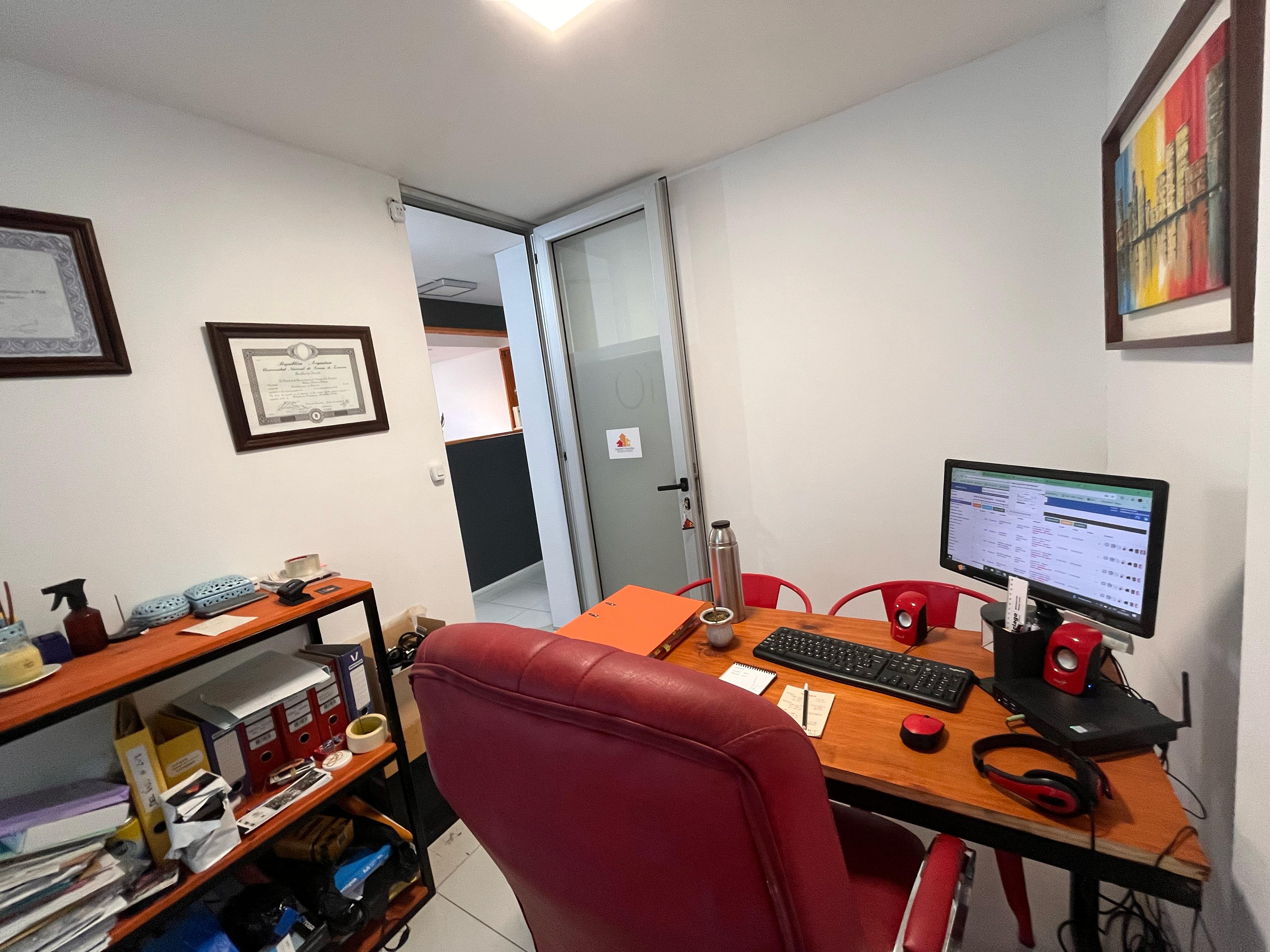 ALQUILER OFICINAS Nueva Córdoba con 4 COCHERAS (sin muebles)