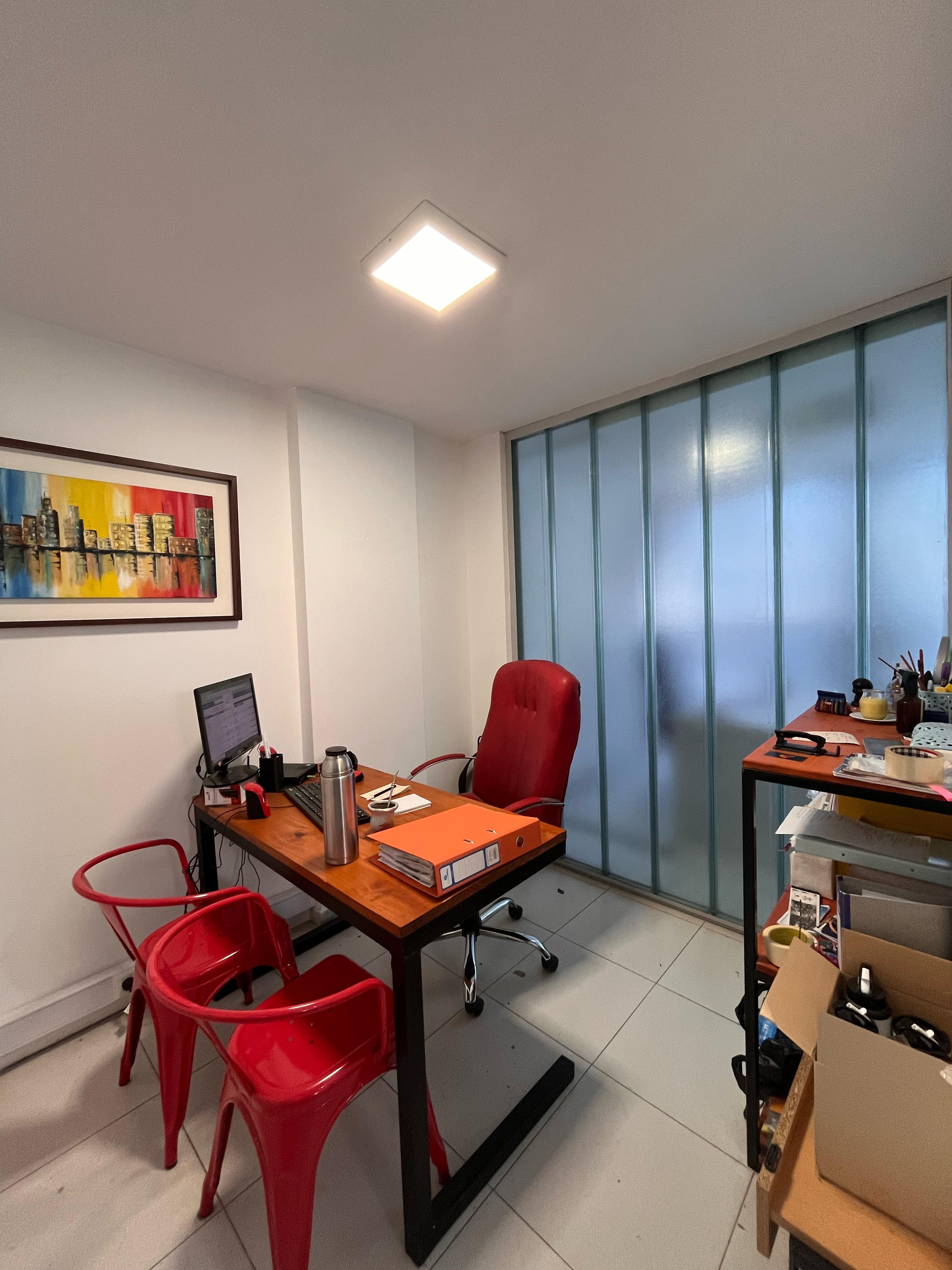 ALQUILER OFICINAS Nueva Córdoba con 4 COCHERAS (sin muebles)