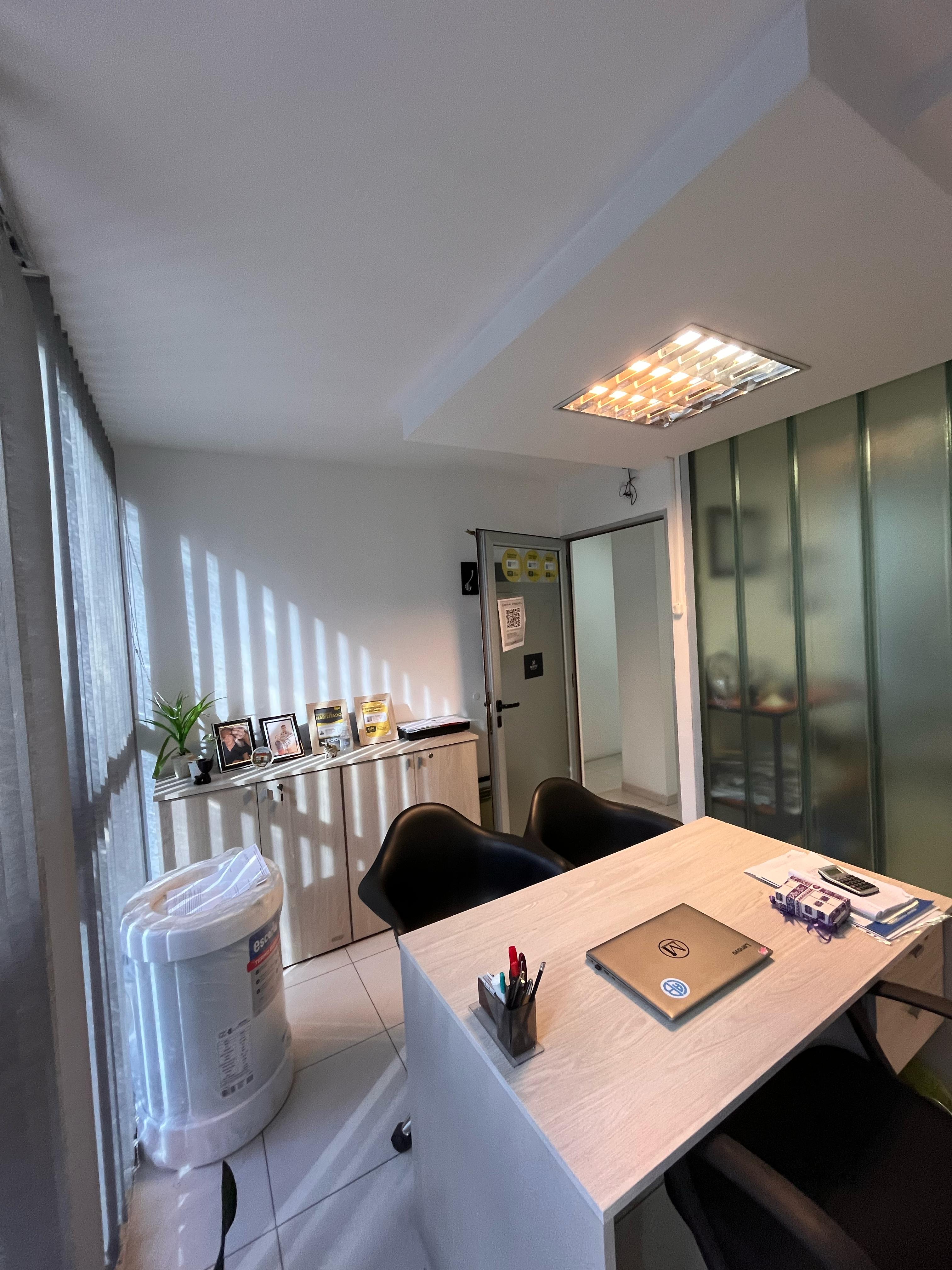 ALQUILER OFICINAS Nueva Córdoba con 4 COCHERAS (sin muebles)