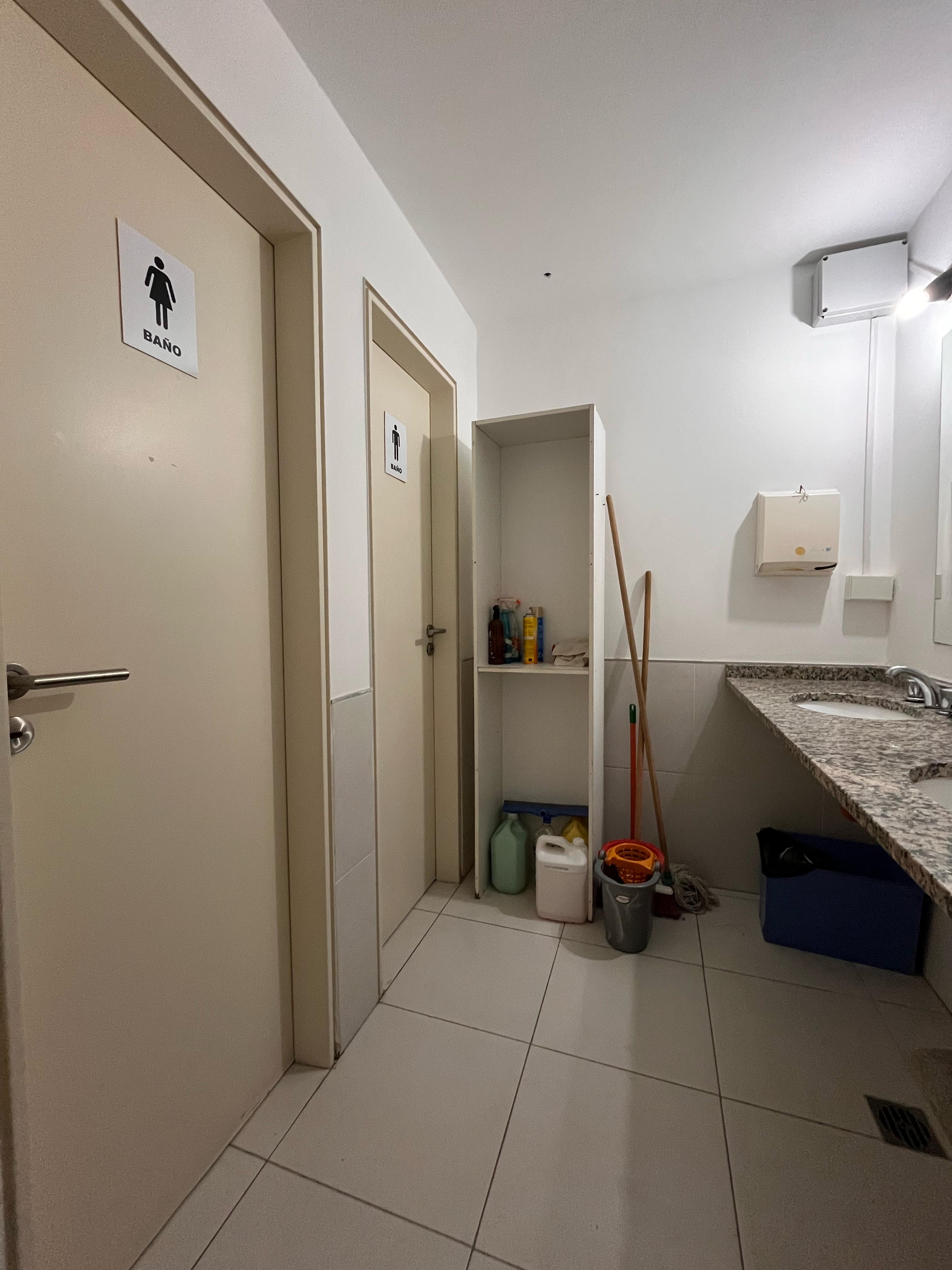 ALQUILER OFICINAS Nueva Córdoba con 4 COCHERAS (sin muebles)