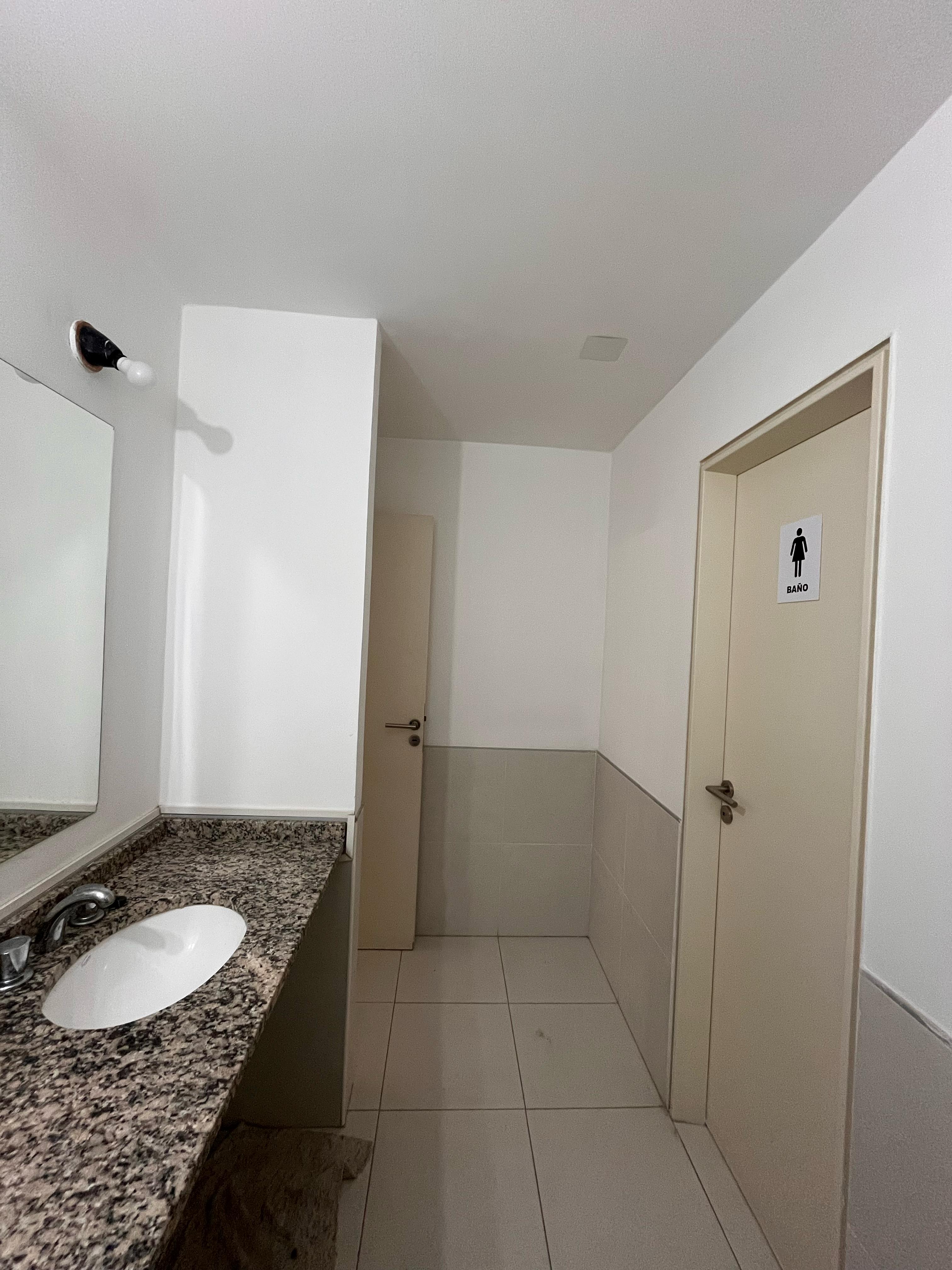 ALQUILER OFICINAS Nueva Córdoba con 4 COCHERAS (sin muebles)