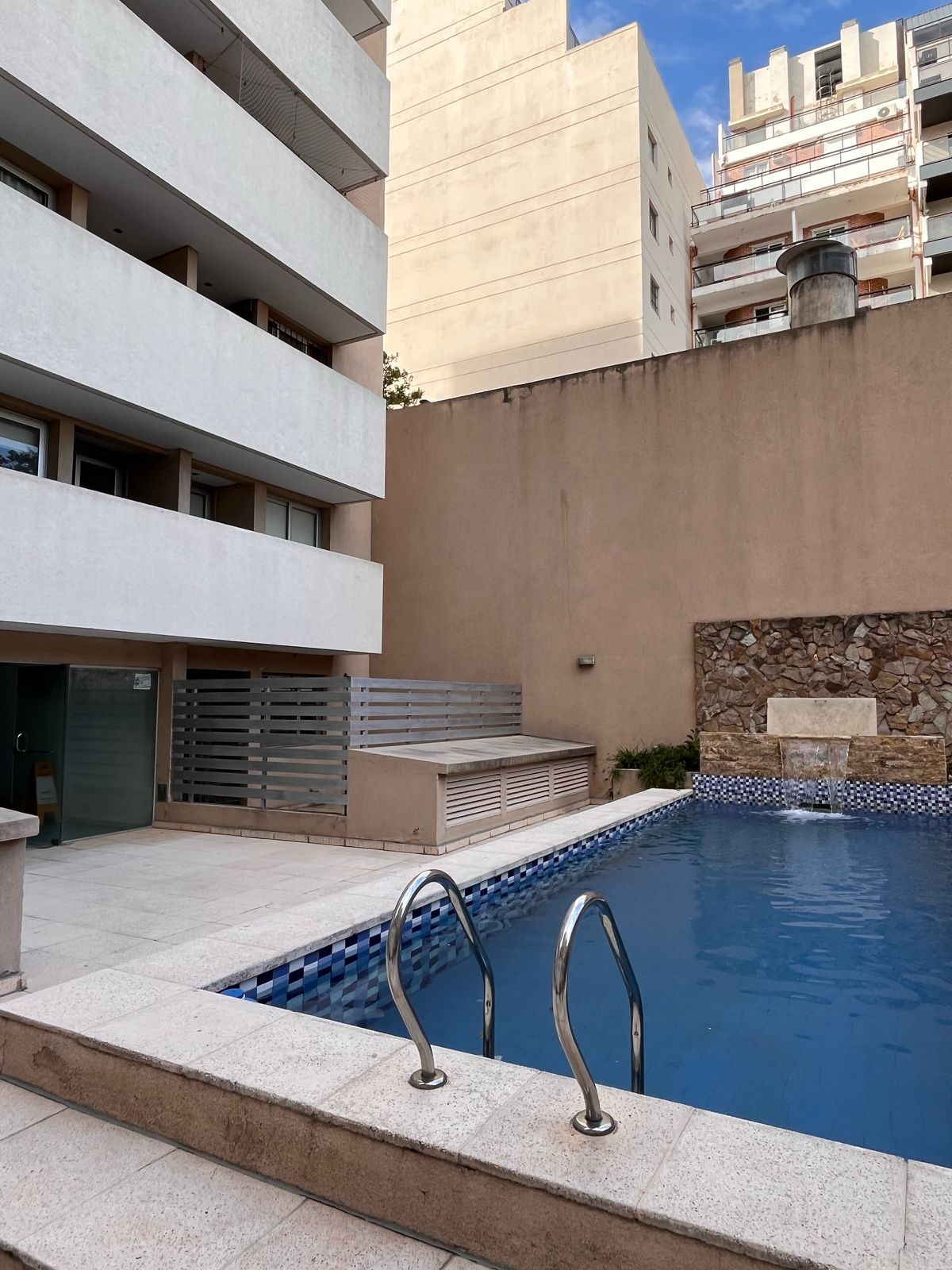 ALQUILER OFICINAS Nueva Córdoba con 4 COCHERAS (sin muebles)