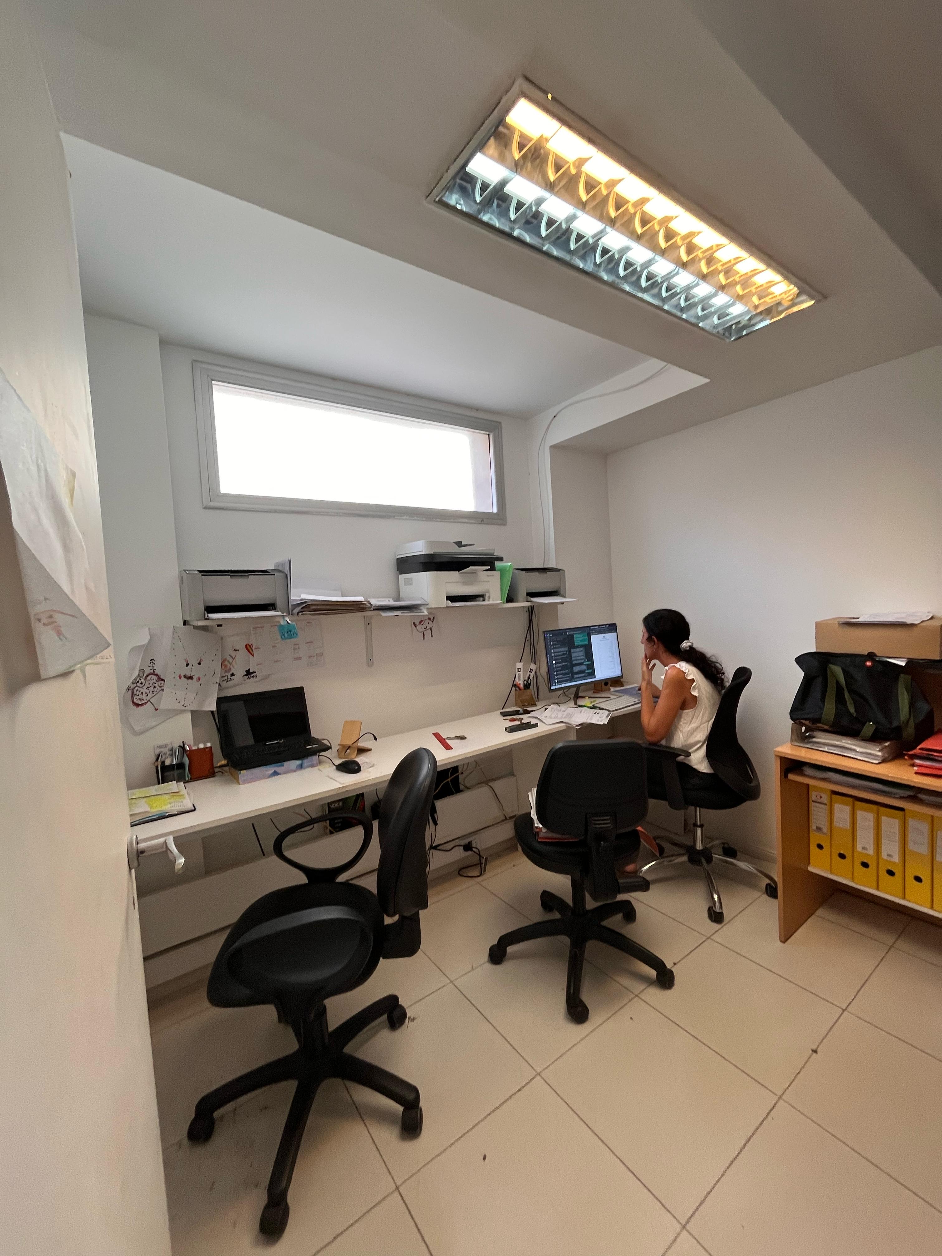 ALQUILER OFICINAS Nueva Córdoba con 4 COCHERAS (sin muebles)