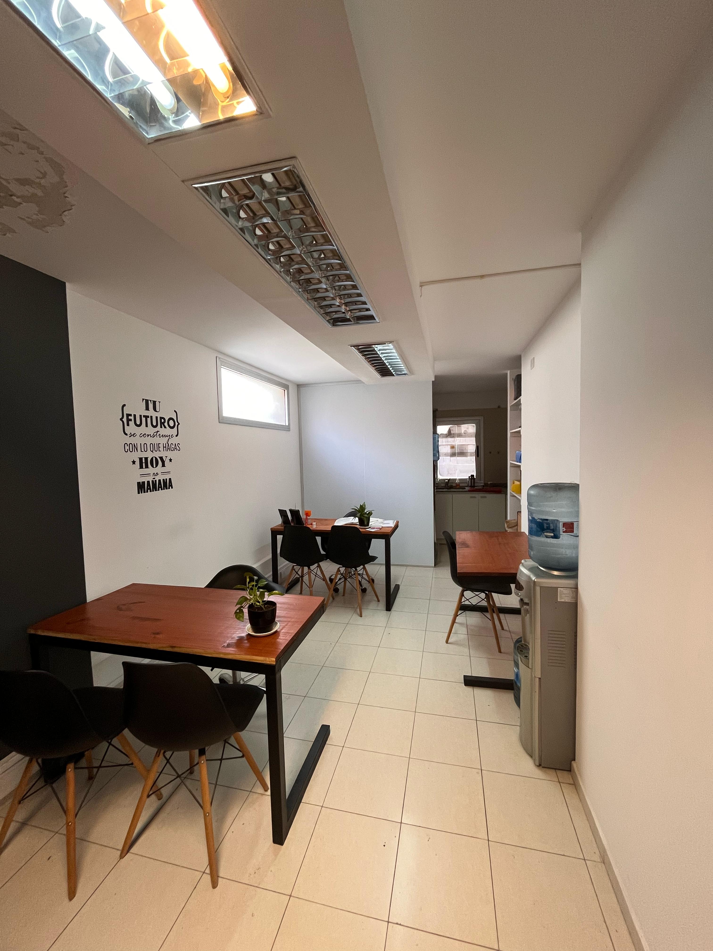 ALQUILER OFICINAS Nueva Córdoba con 4 COCHERAS (sin muebles)