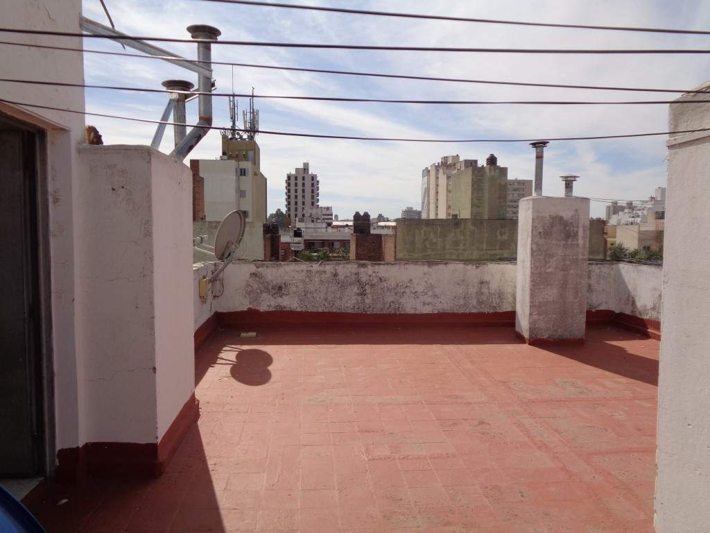 Barrio Alberdi - Departamento de 1 Dormitorio, Amplio y Luminoso con Patio y Terraza Amplia de Uso Común con Tendederos