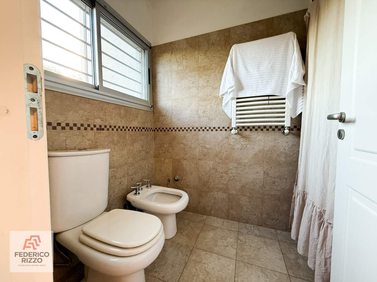 EXCLUSIVA CASA EN AMPLIACIÓN URCA (APTA CREDITO) DISEÑO DE PRIMERA Y SEGURIDAD