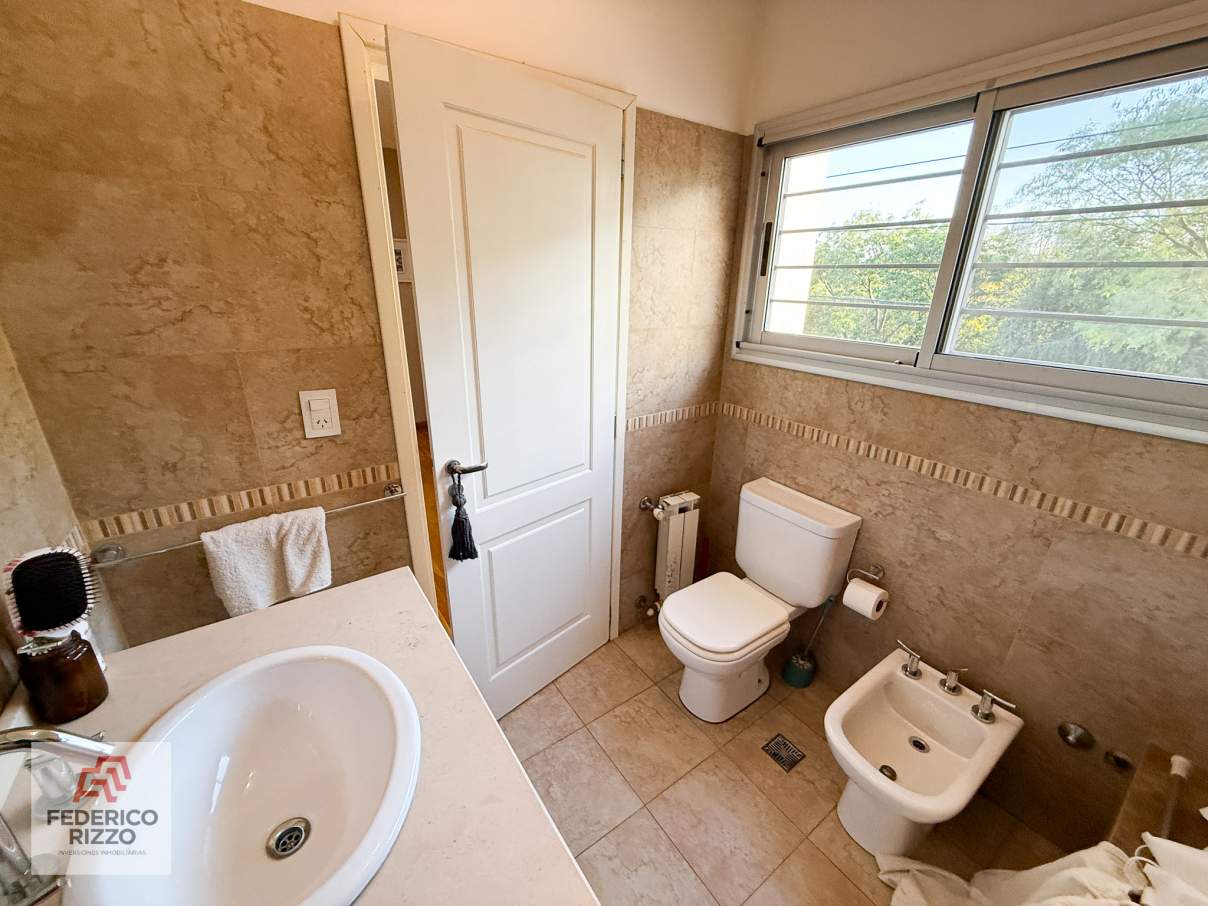 EXCLUSIVA CASA EN AMPLIACIÓN URCA (APTA CREDITO) DISEÑO DE PRIMERA Y SEGURIDAD