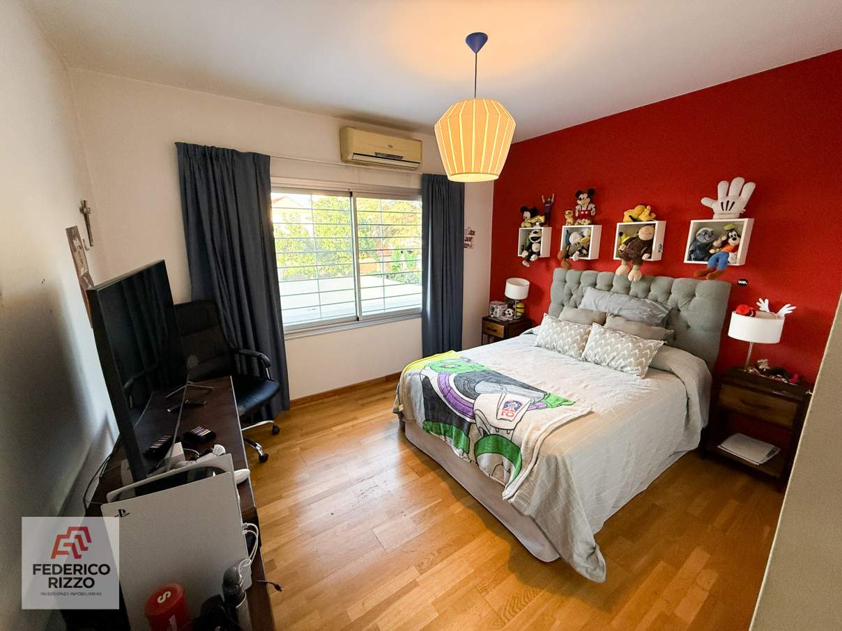 EXCLUSIVA CASA EN AMPLIACIÓN URCA (APTA CREDITO) DISEÑO DE PRIMERA Y SEGURIDAD