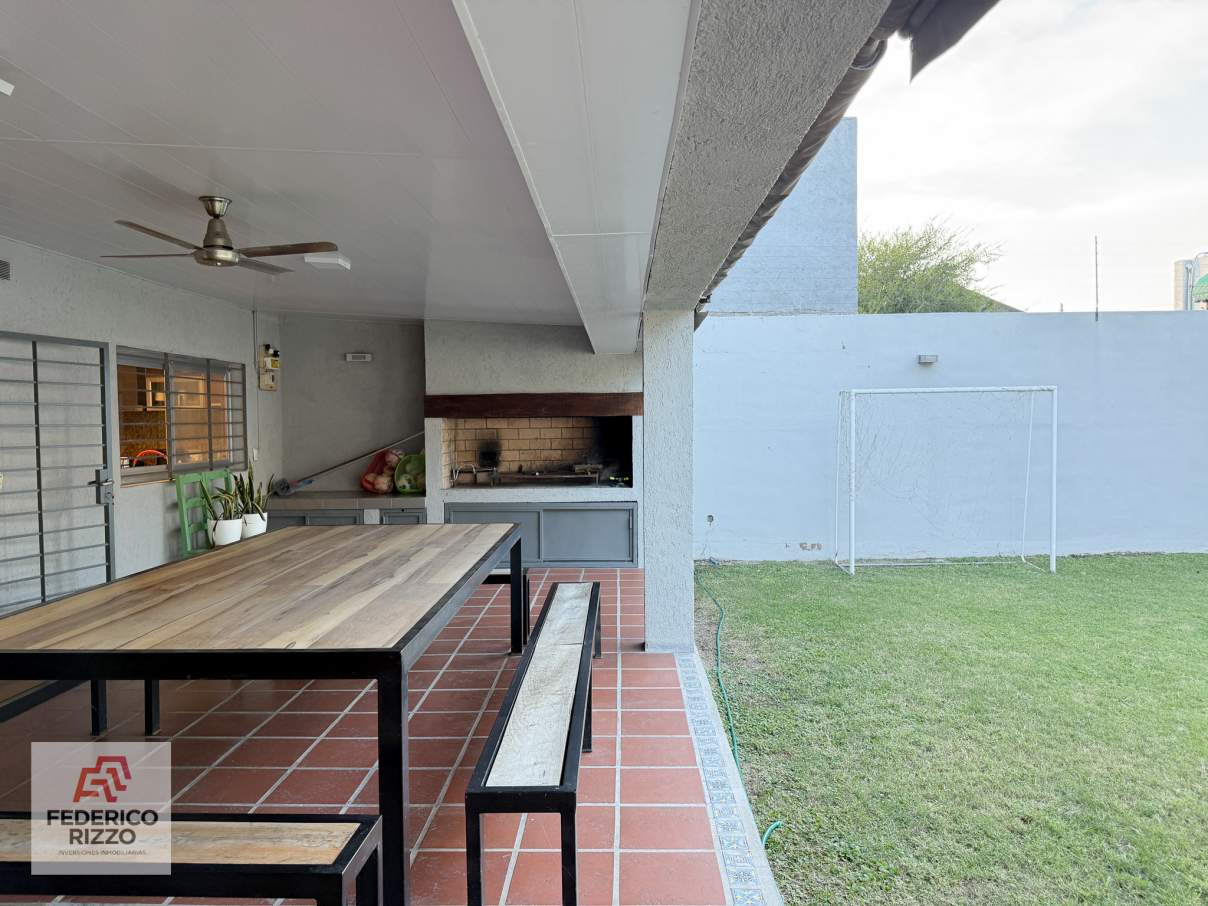 EXCLUSIVA CASA EN AMPLIACIÓN URCA (APTA CREDITO) DISEÑO DE PRIMERA Y SEGURIDAD