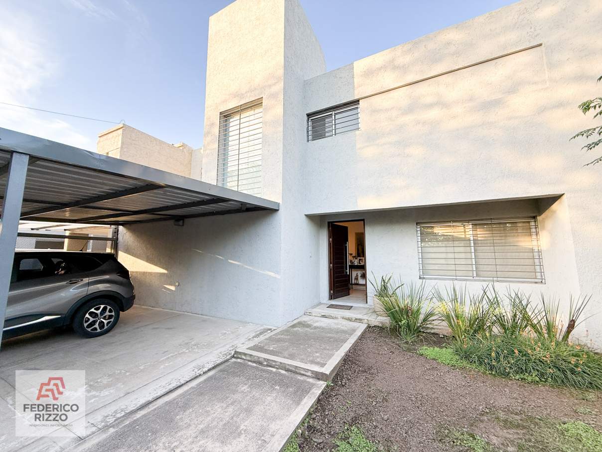 EXCLUSIVA CASA EN AMPLIACIÓN URCA (APTA CREDITO) DISEÑO DE PRIMERA Y SEGURIDAD