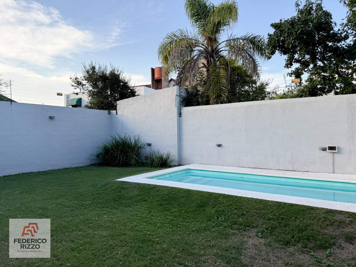 EXCLUSIVA CASA EN AMPLIACIÓN URCA (APTA CREDITO) DISEÑO DE PRIMERA Y SEGURIDAD