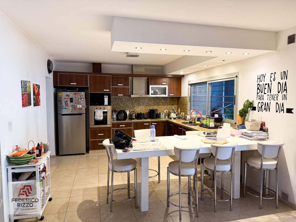 EXCLUSIVA CASA EN AMPLIACIÓN URCA (APTA CREDITO) DISEÑO DE PRIMERA Y SEGURIDAD