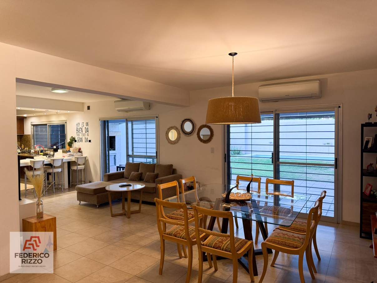 EXCLUSIVA CASA EN AMPLIACIÓN URCA (APTA CREDITO) DISEÑO DE PRIMERA Y SEGURIDAD