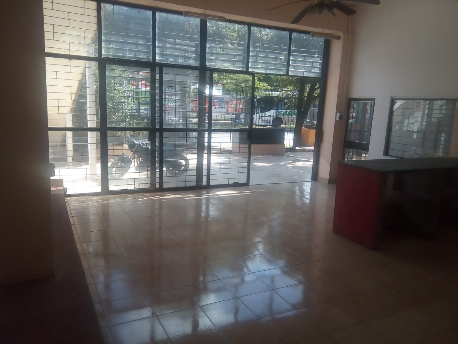 LOCAL COMERCIAL - VILLA ALLENDE PARQUE - SOBRE AVENIDA PRINCIPAL