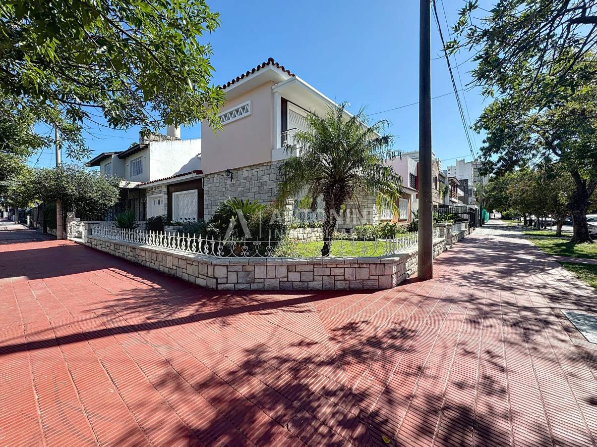 Apto Bancor Impecable Casa en Venta de 4 Dormitorios  en B Cofico