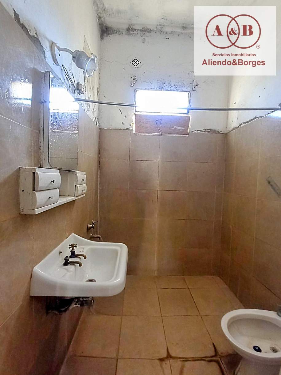 VENDEMOS CASA (INTERNA) PARA REFACCIONAR, CON LOCAL COMERCIAL BARRIO GRAL PAZ, RO CUARTO CRDOBA