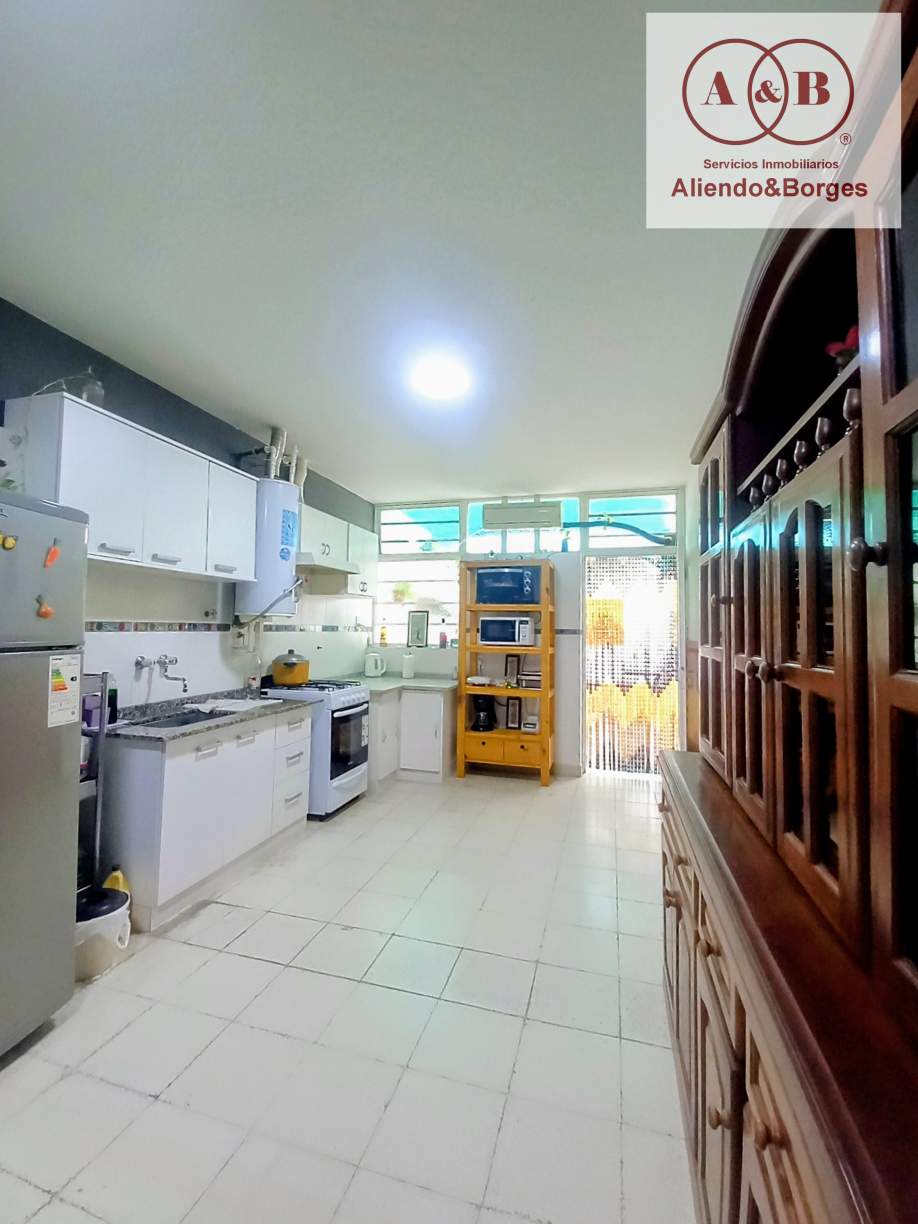 VENDEMOS CASA CENTRICA, APTA FAMILIA, COMERCIO Y SERVICIOS