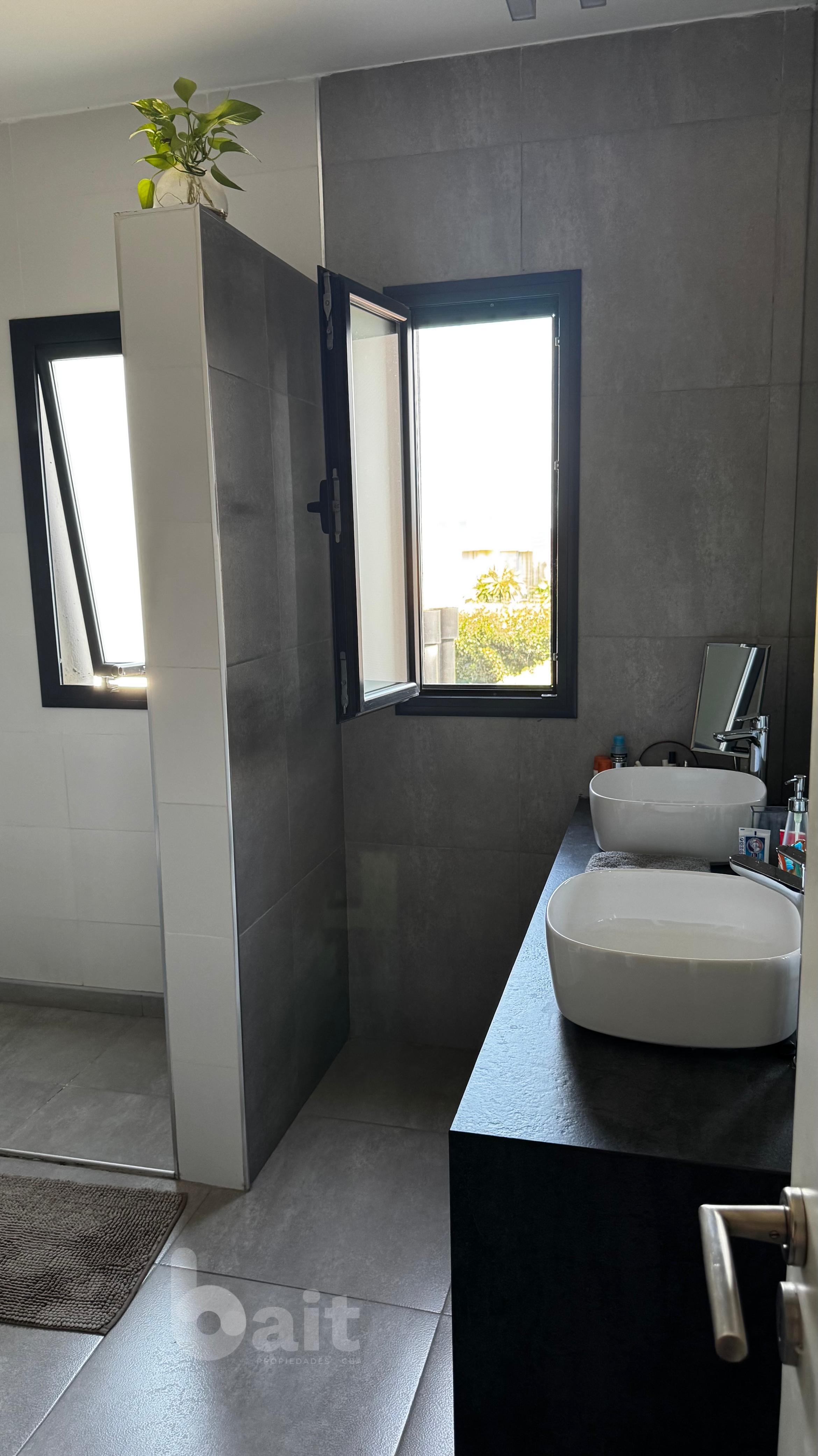 VENDO CASA 3 DORMITORIOS ESCRITORIO SANTINA NORTE VALLE ESCONDIDO