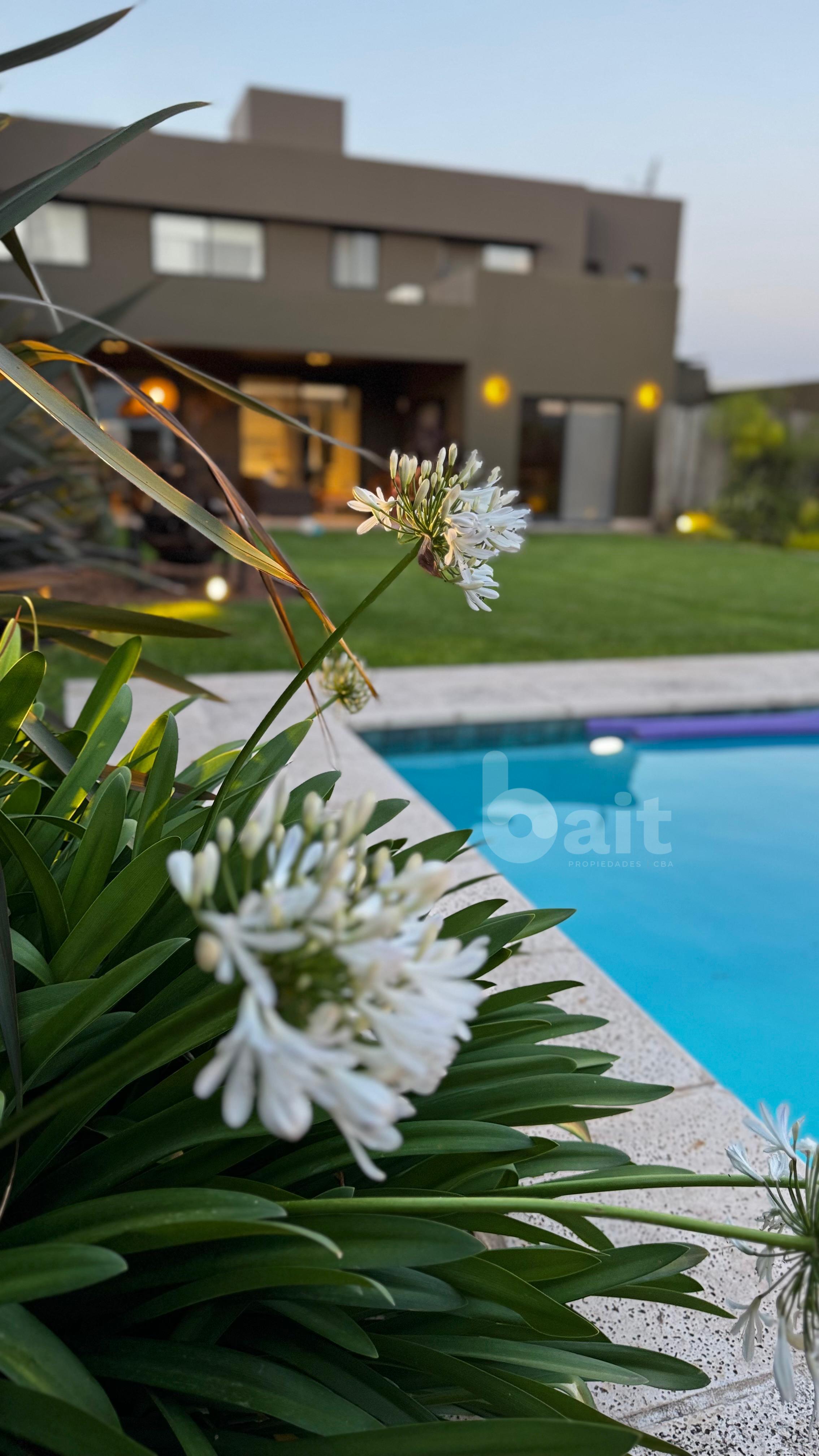 VENDO CASA 3 DORMITORIOS ESCRITORIO SANTINA NORTE VALLE ESCONDIDO