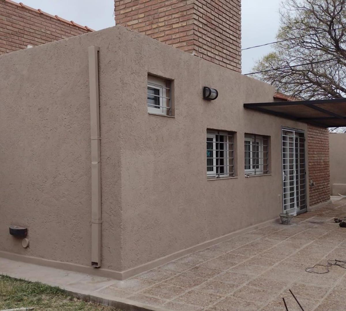 Casa  Dpto con ambientes amplios, muy buena ubicación.