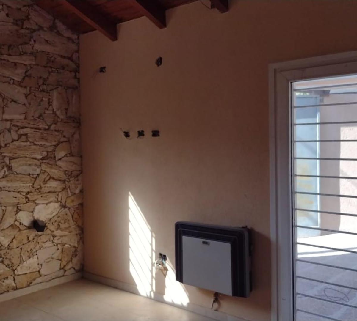 Casa  Dpto con ambientes amplios, muy buena ubicación.