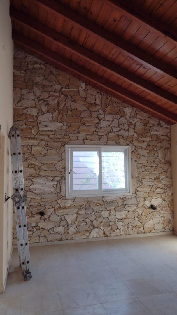 Casa  Dpto con ambientes amplios, muy buena ubicación.