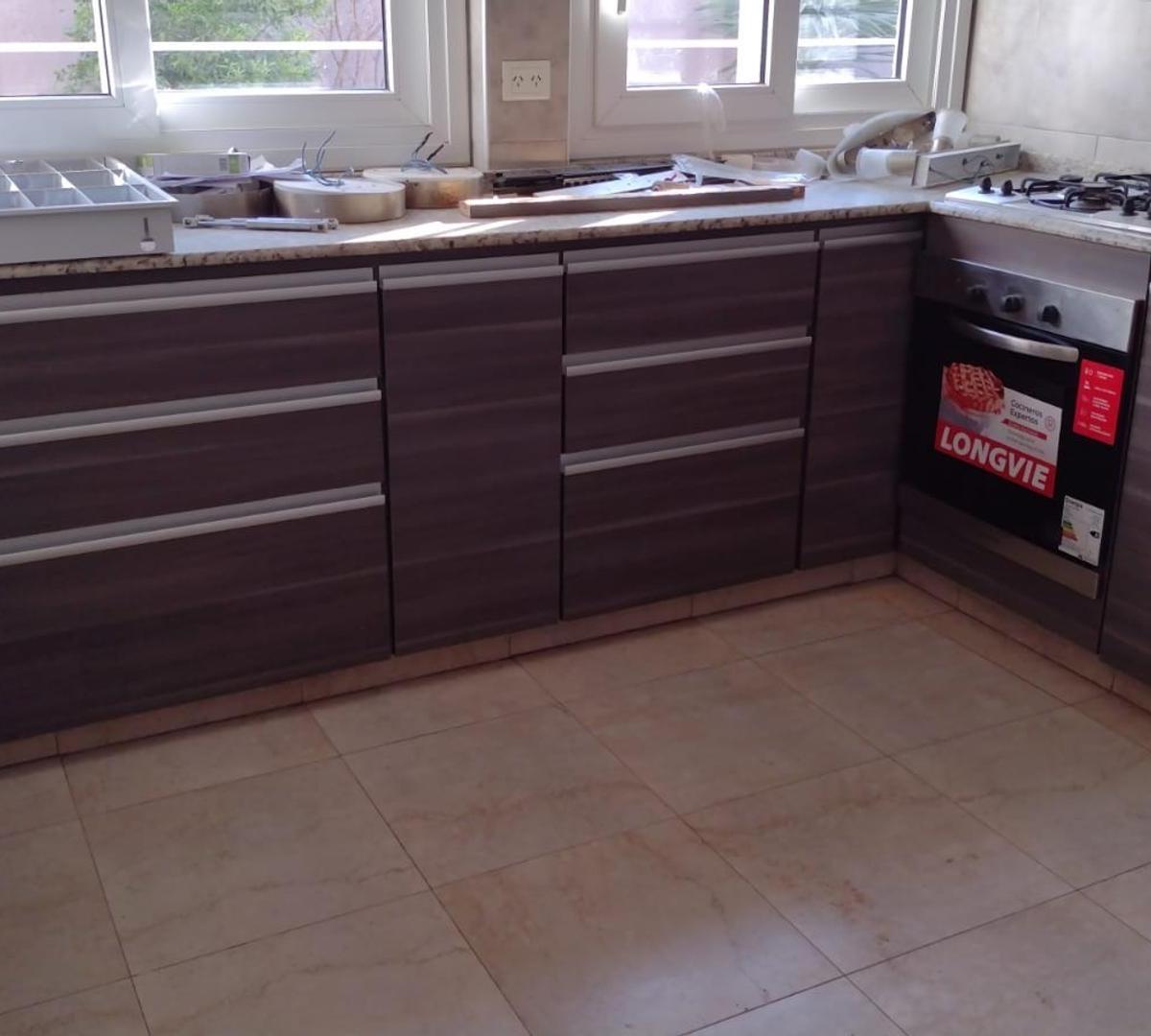 Casa  Dpto con ambientes amplios, muy buena ubicación.