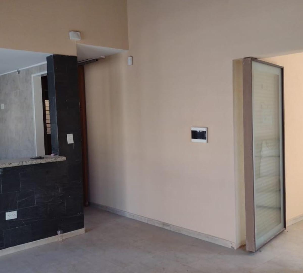 Casa  Dpto con ambientes amplios, muy buena ubicación.