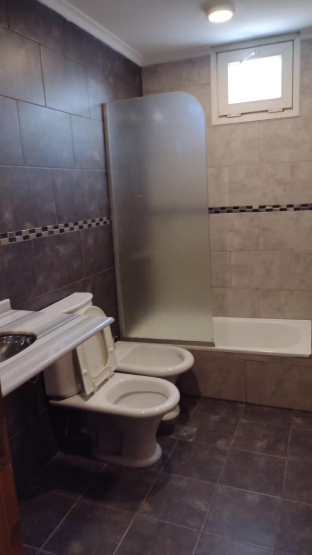 Casa  Dpto con ambientes amplios, muy buena ubicación.