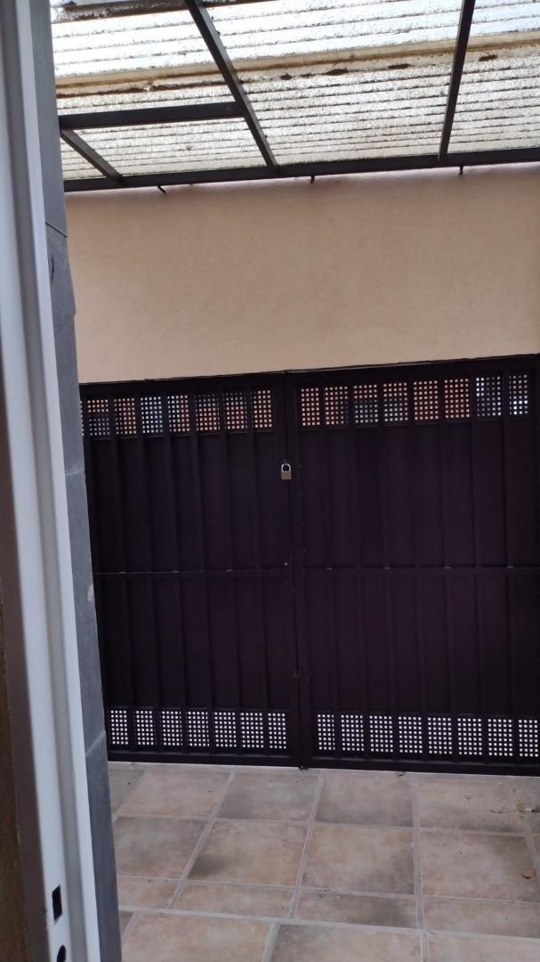 Casa  Dpto con ambientes amplios, muy buena ubicación.