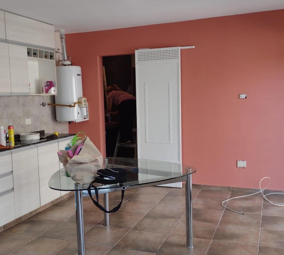 Casa  Dpto con ambientes amplios, muy buena ubicación.