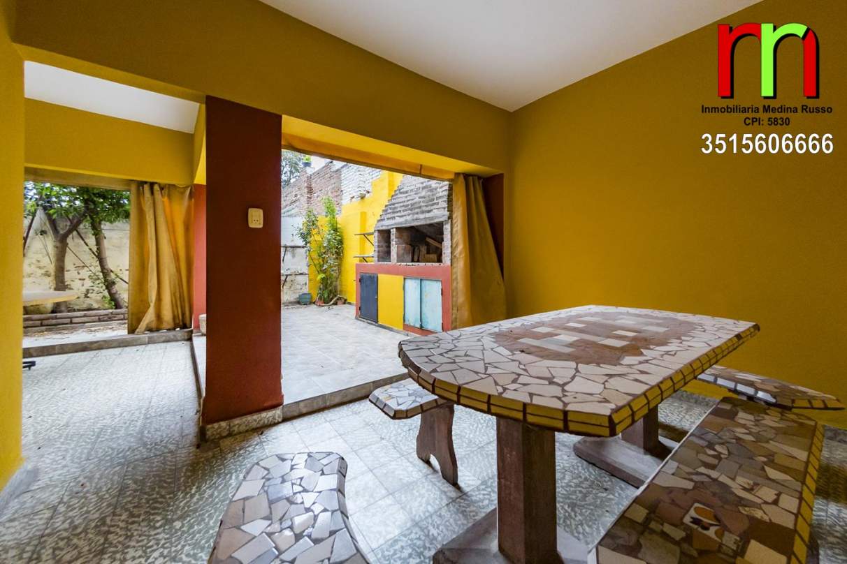 GENERAL BUSTOS - CASA  DEPTO