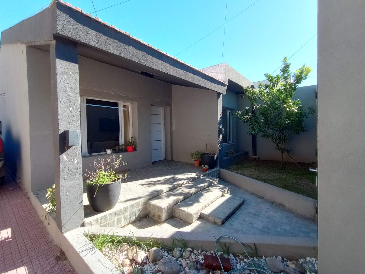 SE VENDE CASA DE 4 DORMITORIOS, QUINCHO, PILETA. BARRIO FENIX, RIO CUARTO