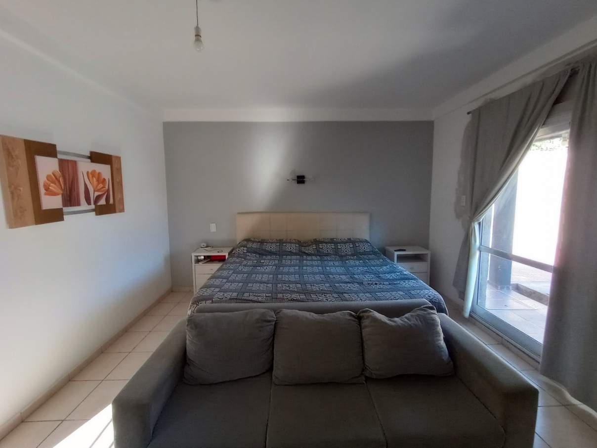 SE VENDE CASA DE 4 DORMITORIOS, QUINCHO, PILETA. BARRIO FENIX, RIO CUARTO