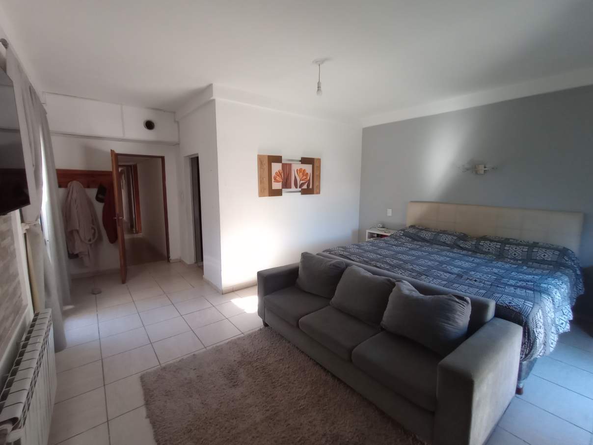 SE VENDE CASA DE 4 DORMITORIOS, QUINCHO, PILETA. BARRIO FENIX, RIO CUARTO