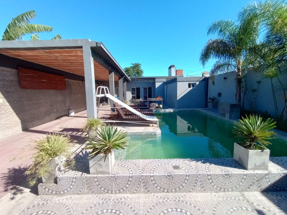 SE VENDE CASA DE 4 DORMITORIOS, QUINCHO, PILETA. BARRIO FENIX, RIO CUARTO