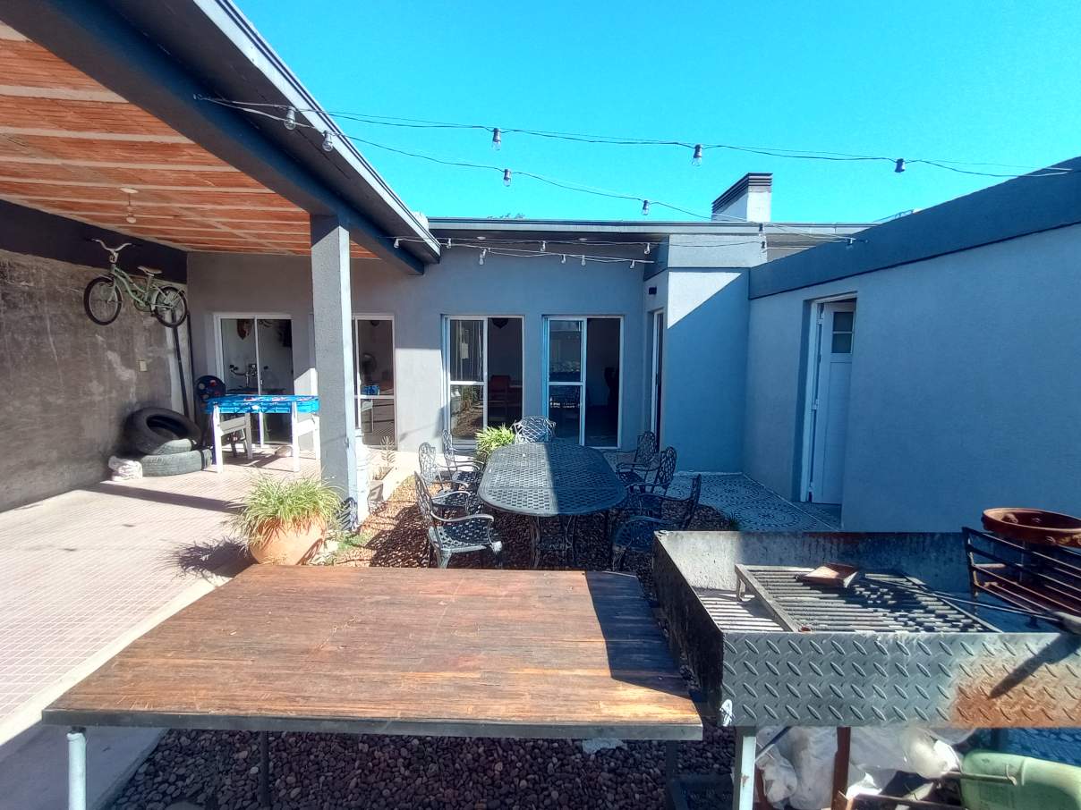 SE VENDE CASA DE 4 DORMITORIOS, QUINCHO, PILETA. BARRIO FENIX, RIO CUARTO