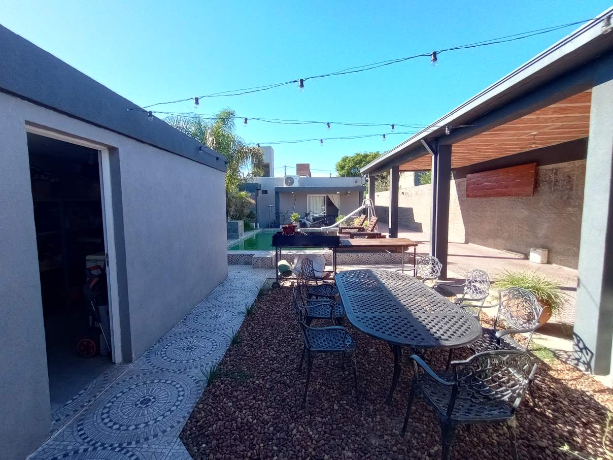 SE VENDE CASA DE 4 DORMITORIOS, QUINCHO, PILETA. BARRIO FENIX, RIO CUARTO