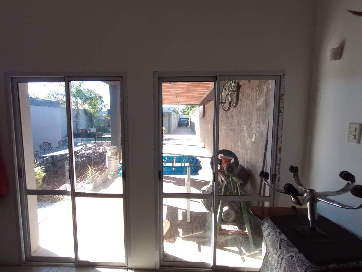 SE VENDE CASA DE 4 DORMITORIOS, QUINCHO, PILETA. BARRIO FENIX, RIO CUARTO