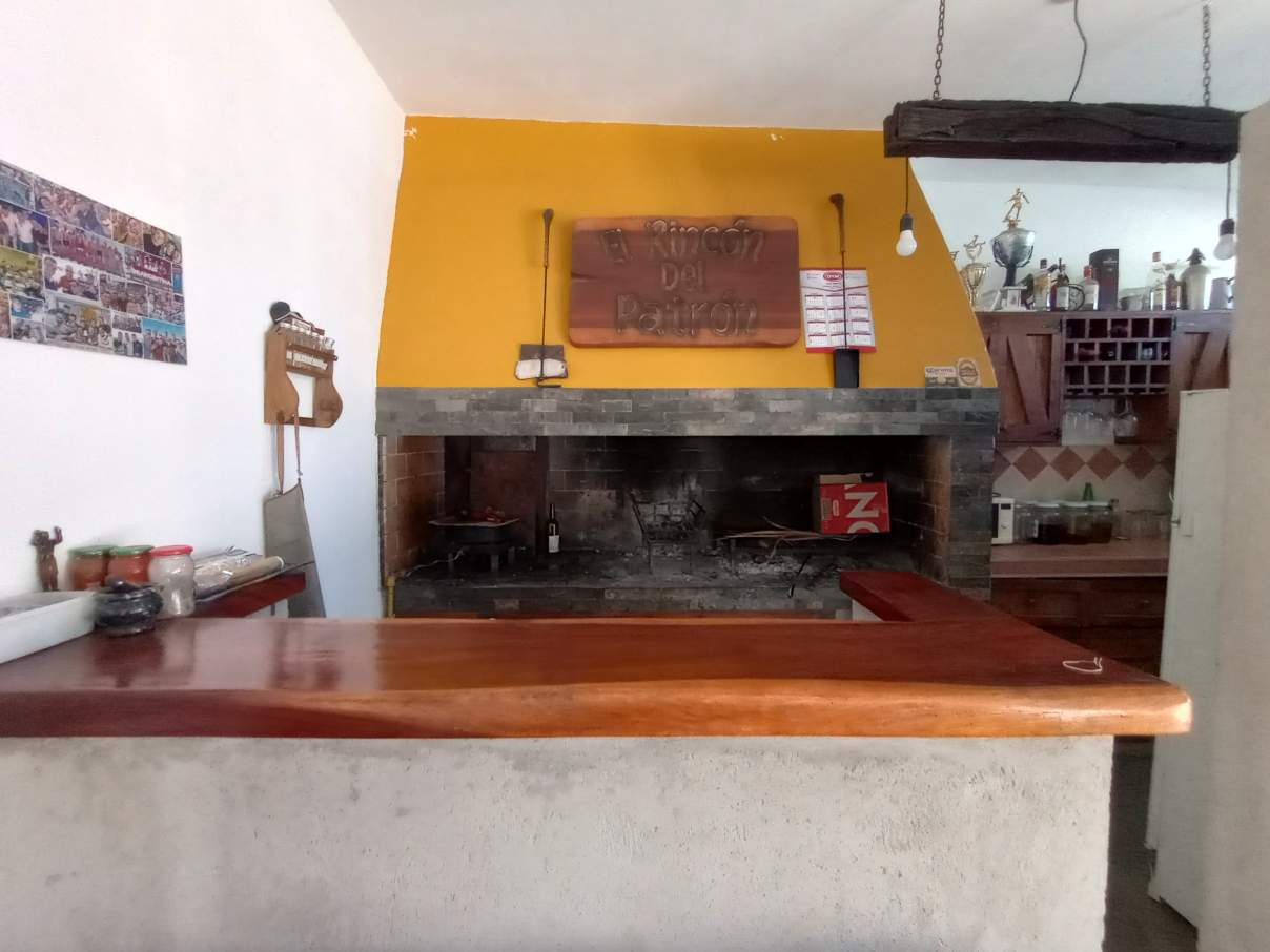 SE VENDE CASA DE 4 DORMITORIOS, QUINCHO, PILETA. BARRIO FENIX, RIO CUARTO