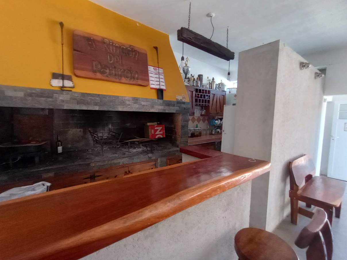 SE VENDE CASA DE 4 DORMITORIOS, QUINCHO, PILETA. BARRIO FENIX, RIO CUARTO