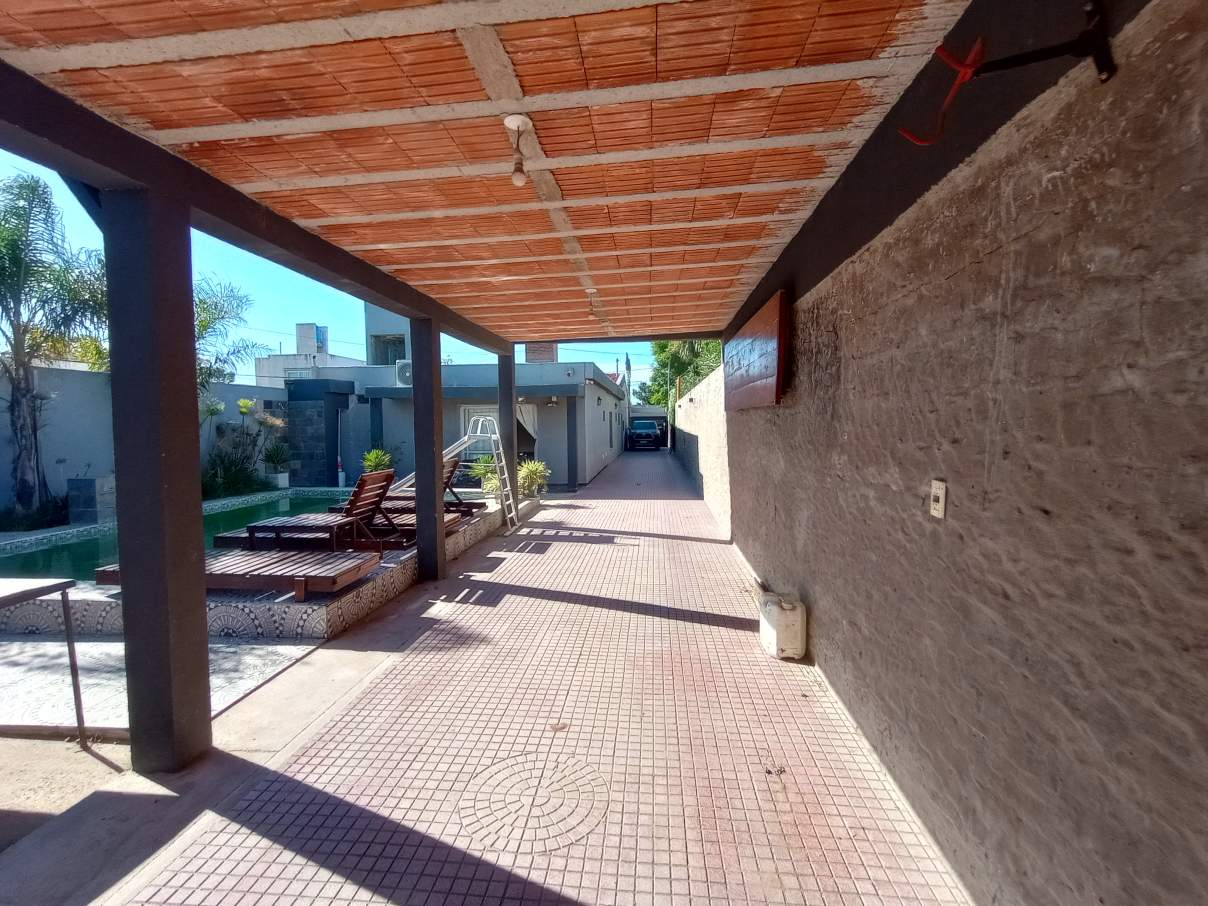 SE VENDE CASA DE 4 DORMITORIOS, QUINCHO, PILETA. BARRIO FENIX, RIO CUARTO