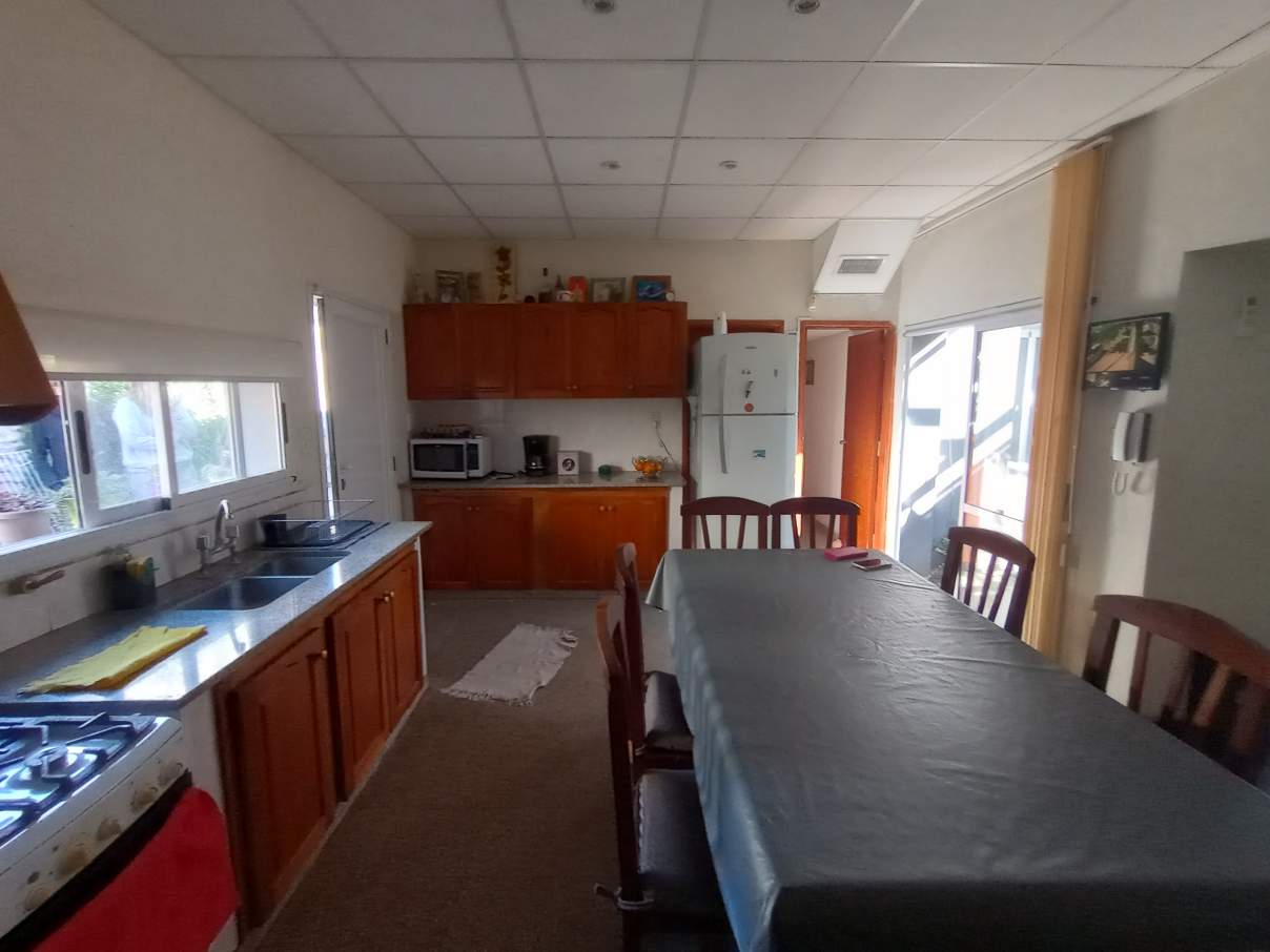 SE VENDE CASA DE 4 DORMITORIOS, QUINCHO, PILETA. BARRIO FENIX, RIO CUARTO