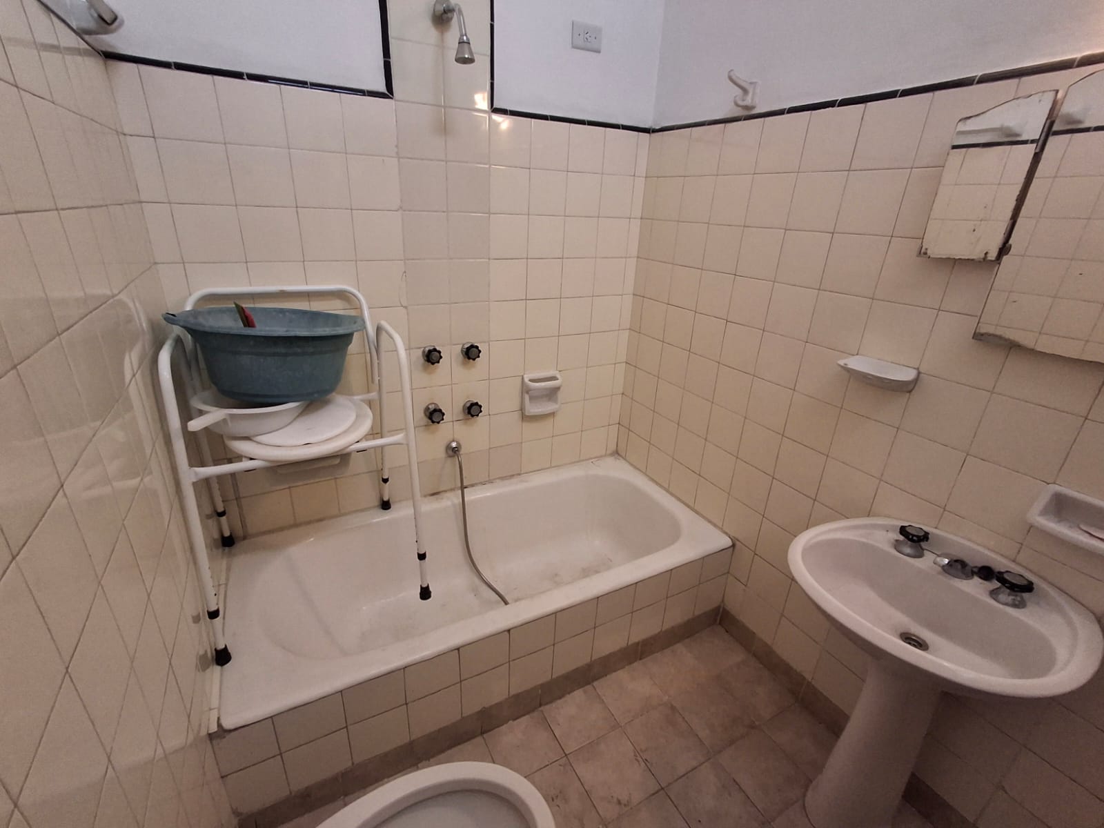 CASA AMOBLADA CON EXCELENTE UBICACION EN SAN VICENTE