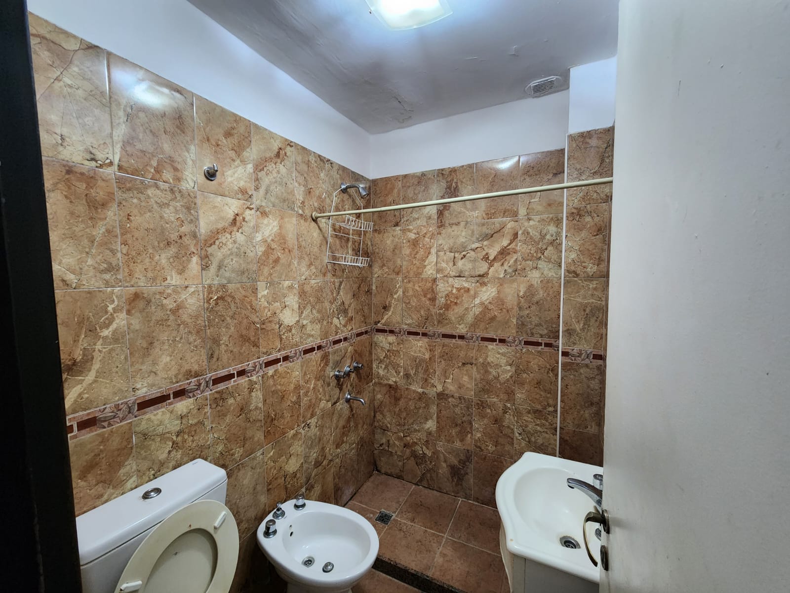 Departamento monoambiente venta, cochera, pileta. Av Principal, Villa Carlos Paz.